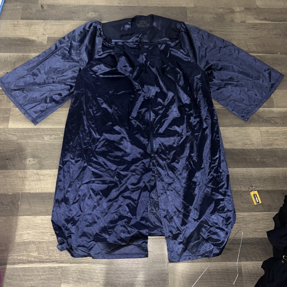 BLACK  MASTER SHINY GRADUATION GOWN, OAK HALL,‎ (6'0 -6'2)